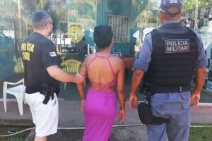 Mulher de 26 anos é presa por embebedar e estuprar adolescente de 13