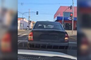 Não tem placa, mas tem seta! Motorista viraliza por educação no trânsito em Campo Grande (vídeo)