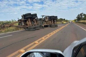 Carreta com adubo tomba e deixa rodovia fechada BR-163 em Nova Alvorada do Sul