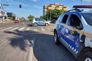 O motociclista foi socorrido e levado para a Santa Casa