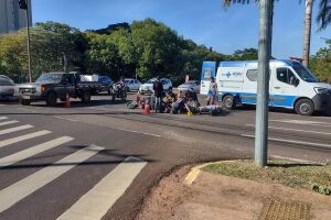 Motociclista e passageira são atingidos por carro em cruzamento na Avenida Mato Grosso