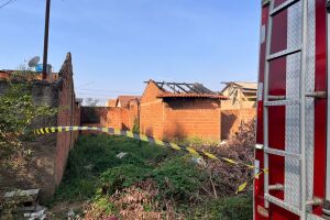 Casa queimada no Jardim das Meninas foi cenário de morte por overdose um dia antes do incêndio