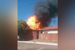 Casa foi completamente consumida pelas chamas