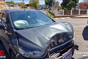 Carro do motorista de aplicativo ficou bastante danificado