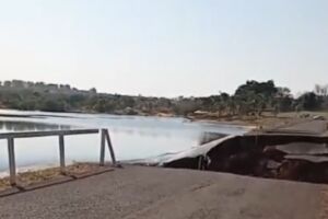 A ponte sobre a barragem foi destruída