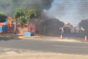 Incêndio de grandes proporções destrói loja de autopeças em Três Lagoas