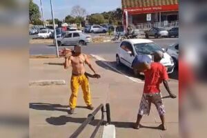 Homem esfaqueia operador de máquina que negou esmola (vídeo)