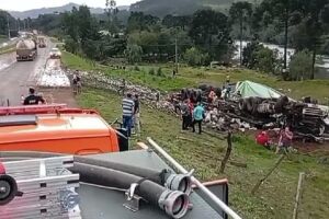 Carreta ficou completamente destruída