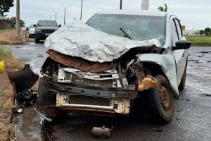 Veículo ficou destruído após colidir contra o caminhão