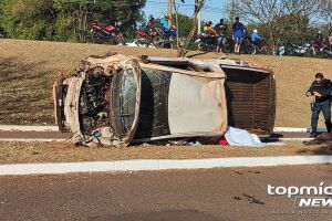 Veículo ficou completamente destruído