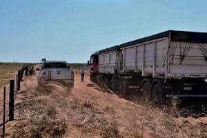 Caminhonete e carreta atolam em estrada de terra em Figueirão