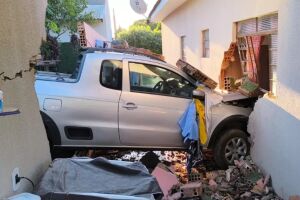Carro desgovernado derruba muro e parede de casa e deixa três feridos em Fátima do Sul 