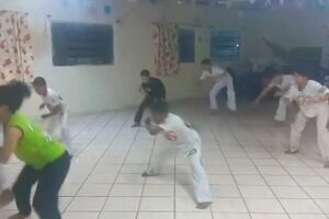 Para manter projeto social de capoeira, professor pede doação de tatame e berimbau em Campo Grande 