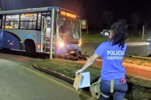 Motociclista bate de frente com ônibus e morre em Dourados