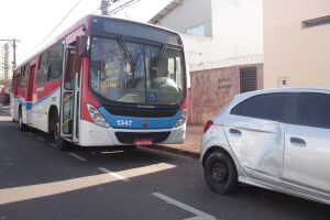 Acidente entre carro e ônibus não deixa feridos, mas atrasa trabalhadores em Campo Grande (vídeo)