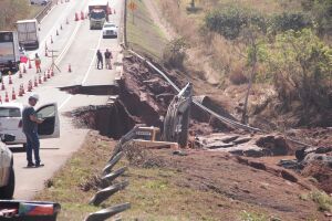 Crianças ficam sem escola após rompimento da barragem Nasa Park (vídeo)