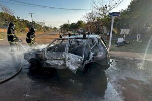 Carro fica destruído e condutor sai ileso em incêndio em Caarapó