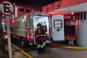Mulher perde controle de carro e capota em Dourados; filha de 3 anos estava com ela