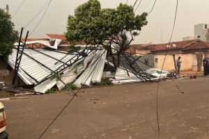 Ventania provoca estragados e derruba até estrutura metálica em Nova Andradina