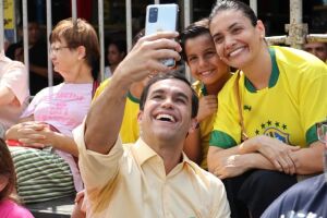 Beto Pereira conversa com eleitores durante desfile e diz que amor pela terra é fundamental