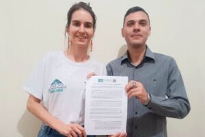 Candidato entrega carta de comprimisso para entidade