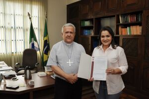 Prefeita assina 'Pacto pela Vida e por Campo Grande' em ato da igreja católica