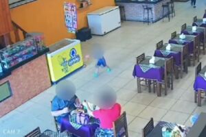 Menino de 2 anos morre atropelado ao sair correndo de restaurante (vídeo)