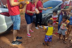 Bombons são distribuídos em bairros de Campo Grande