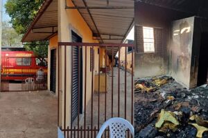 Bombeiros resgatam homem que se escondeu embaixo da cama durante incêndio a residência em Miranda