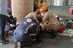 Trabalhador sendo socorrido pelos bombeiros e socorristas do Samu