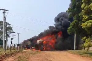 Carreta pega fogo em acidente e deixa ao menos um morto entre Bela Vista e Antônio João