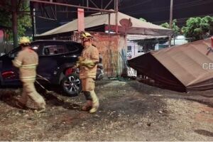 Veículo atropela 3 em quiosque e derruba muro de escola no DF