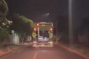 Trabalho com alegria: coletores são flagrados em momento de descontração em Campo Grande (vídeo)