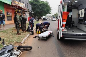 Motociclista fura preferencial, bate em carro e fica ferido no Tiradentes (vídeo)