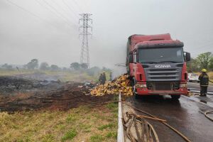 Sistema de freio falha e caminhão pega fogo na BR-262, saída para Três Lagoas