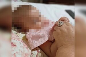 Bebê afogada pela mãe completa duas semanas de internação: 'proclamem a grandeza do senhor comigo'