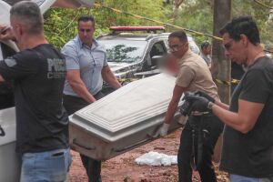 Desesperados e em prantos, pais fazem reconhecimento de jovem morto a tiros no Caioba