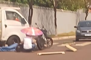 Aguardando socorro, testemunhas armam guarda-sol para motociclista acidentado no Monte Castelo