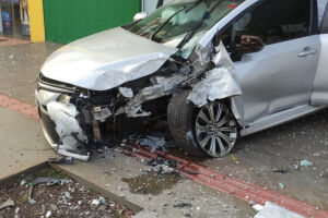 O carro ficou completamente destruído