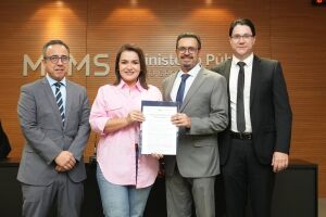 Adriane assinou termo com 13 compromissos 