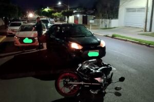 Bêbado, motorista se envolve em acidente com três veículos e acaba preso em Costa Rica