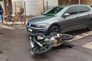 Motociclista fica ferido após ser atingido por carro em cruzamento de Bataguassu