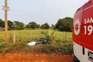 Motociclista morreu após colidir contra um poste