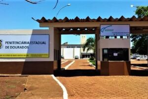 Mulher é flagrada tentando entrar em presídio com droga para o marido em Dourados