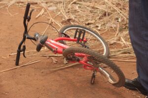 Criança pula e caminhão de coleta passa por cima de bicicleta no Nova Campo Grande (vídeo)