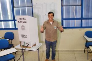 Com apoio de Riedel, Beto Pereira vota em Campo Grande e fala sobre 'friozinho na barriga' (vídeo)