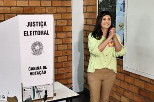 'Existe chance matemática de levar no primeiro turno', diz Rose ao votar em Campo Grande (vídeo)