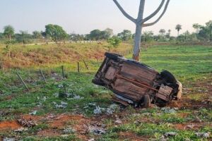 Rapaz perde controle de carro, bate em árvore e morre na MS-178, em Bonito