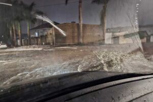 Noite de quarta-feira começa com chuva e fortes ventos em Campo Grande (vídeo)