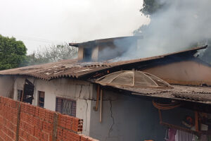 Travesti incendeia casa do irmão e sai nua pelas ruas em Dourados